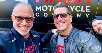 20+ Berühmtheiten, die bravourös in das Foto eines anderen hineingeraten sind, es aber nicht ruiniert haben